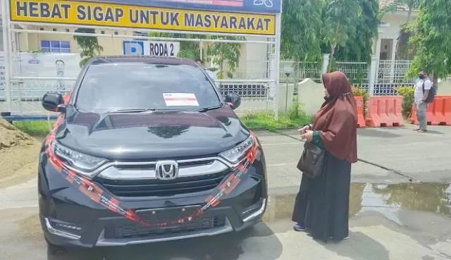 DISITA: Mobil merek Honda CRV keluaran teranyar disita KPK dalam kasus TPPU terhadap Bupati nonaktif HSU Abdul Wahid. (Foto: Muhammad Akbar Radar Banjarmasin)