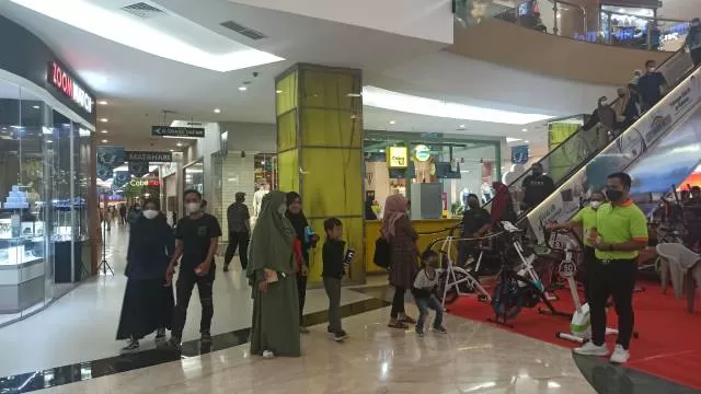 MENINGKAT: Pengunjung Q Mall Banjarbaru Desember 2021 tadi. Melandainya kasus Covid-19 di Kalimantan Selatan membuat jumlah kunjungan mal semakin meningkat. | FOTO: SUTRISNO/RADAR BANJARMASIN