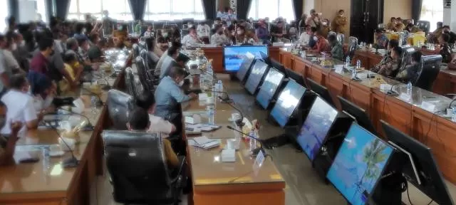 MEDIASI: DPRD Provinsi Kalsel menjadi mediator penyelesaian persoalan PT TCT dan PT AGM di gedung dewan, Rabu (4/1) lalu.