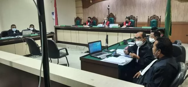 BERI TEGURAN: Jaksa meminta mantan Bupati HSU Abdul Wahid memberikan keterangan yang sebenarnya dalam pengadilan tipikor di PN Banjarmasin, kemarin. | FOTO: ENDANG SYARIFUDIN/RADAR BANJARMASIN