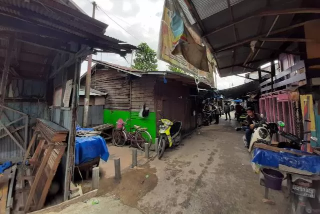 PASAR TUA: Pedagang Pasar Batuah di Banjarmasin Timur. Di sini, antara lapak pedagang dan hunian warga tumpang tindih. | FOTO: WAHYU RAMADHAN/RADAR BANJARMASIN