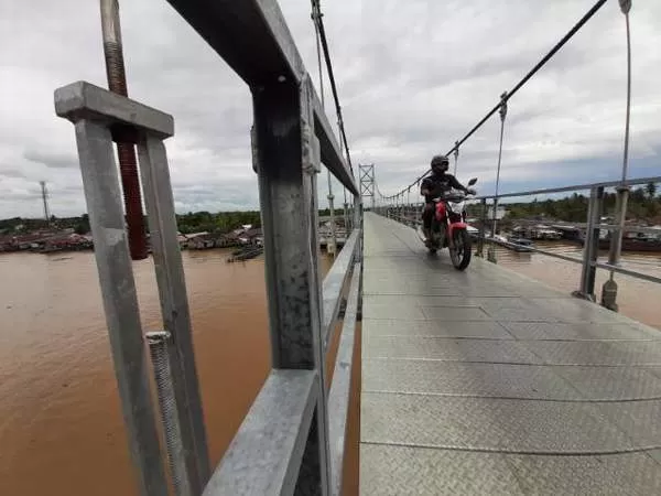 JEMBATAN GANTUNG: Kini, warga Pulau Bromo tak perlu lagi khawatir melintasi Jembatan Antasan Bromo. | FOTO: WAHYU RAMADHAN/RADAR BANJARMASIN