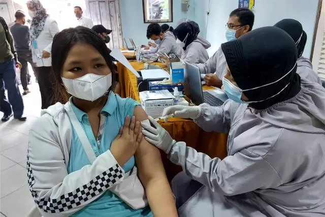 AYO VAKSIN: Pelajar menerima vaksinasi di Banjarmasin. Mulai pekan ini, Dinkes dan Disdik akan berkeliling ke sekolah-sekolah untuk memulai vaksinasi anak 6-11 tahun. | FOTO: WAHYU RAMADHAN/RADAR BANJARMASIN