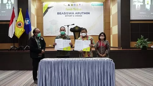 KEPEDULIAN: Arutmin meneken Perjanjian Kerja Sama (PKS) dengan 3 Perguruan Tinggi di Kalimantan Selatan guna mendukung dan meningkatkan mutu dunia pendidikan. | FOTO: ARUTMIN FOR RADAR BANJARMASIN.