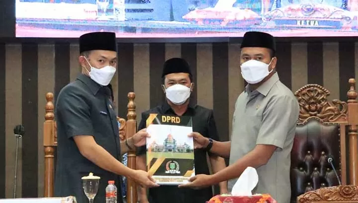 Sekda Pemkab Tanbu Ambo Sakka (kiri) menerima berkas Perda Inisiatif dari DPRD Tanah Bumbu.