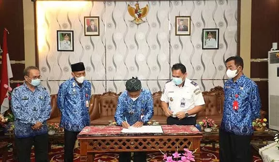 TEKEN: Bupati Tala HM Sukamta melakukan penandatanganan perjanjian kerja sama dengan UPP Kintap untuk membina sepak bola usia dini.