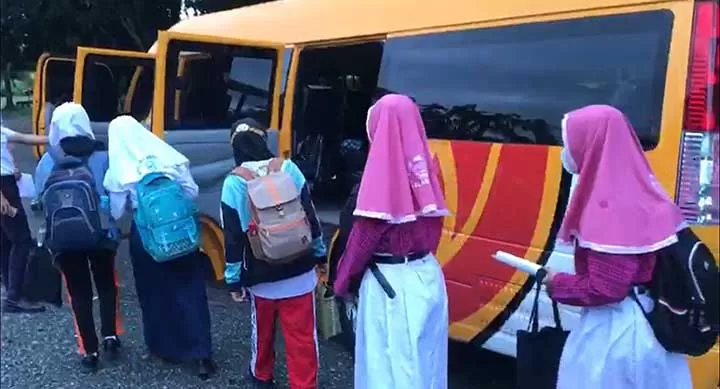 GRATIS: Pemkab Tala menyeediakan bus untuk mengangkut siswa ke sekolah.