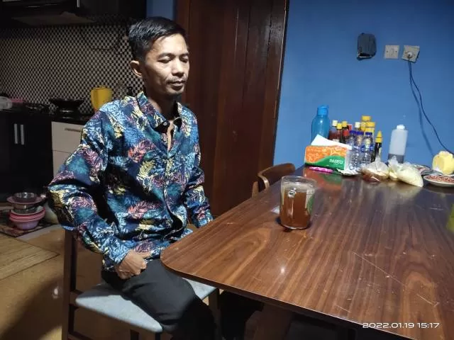 CURIGA: Anggota DPRD Balangan Syamsudinoor di meja makan tempat tehnya disajikan. | FOTO: WAHYUDI/RADAR BANJARMASIN