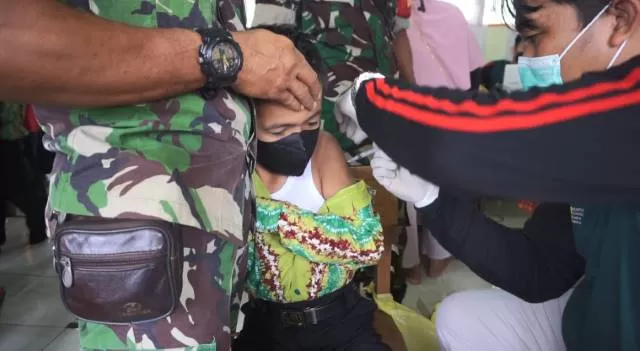 TAKUT-TAKUT: Vaksinasi anak di Banjarbaru beberapa waktu lalu. Dinas Kesehatan Kalsel bersama kabupaten/kota sedang gencar-gencarnya melakukan vaksinasi anak. | FOTO: M RIFANI/RADAR BANJARMASIN