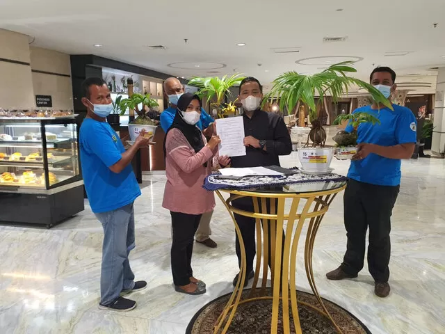 KERJA SAMA: Grand Dafam Q Hotel Banjarbaru menjalin kerja sama dalam bentuk pengadaan tanaman bonsai kelapa dengan pelaku UMKM BONKLA Borneo.