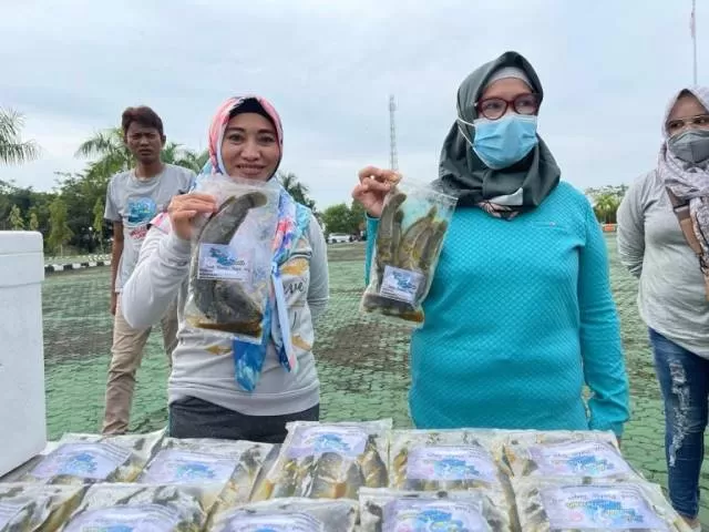 TEROBOSAN: Kadis Perikanan Tanah Bumbu Yulian Herawati getol mempromosikan produk UMKM.