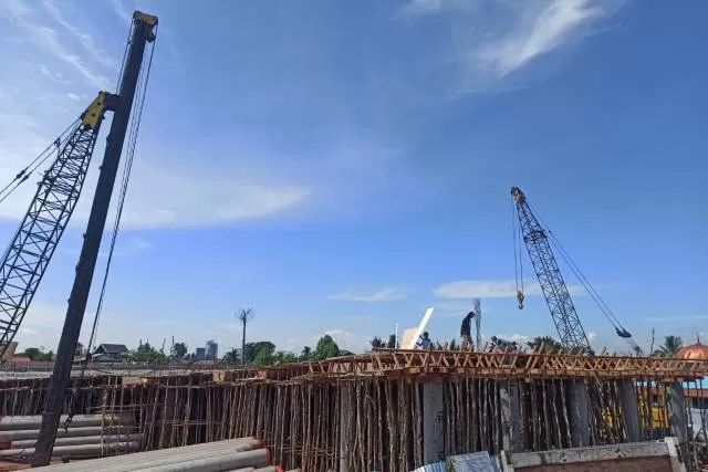 PROYEK: Pembangunan Jembatan HKSN untuk menghubungkan dua kecamatan, Banjarmasin Barat dan Banjarmasin Utara. | FOTO: WAHYU RAMADHAN/RADAR BANJARMASIN