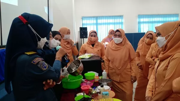 DEMO: DWP KSOP Kelas I Banjarmasin menggelar demo memasak saat pertemuan rutin bulanan, Rabu (2/2) tadi. FOTO: RAHMAT