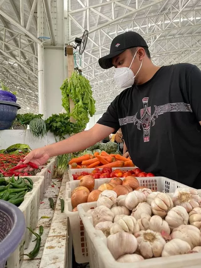 BELI CABAI: Anggota DPRD Banjarbaru Nurkhalis Anshari berbelanja di pasar Bauntung Banjarbaru.