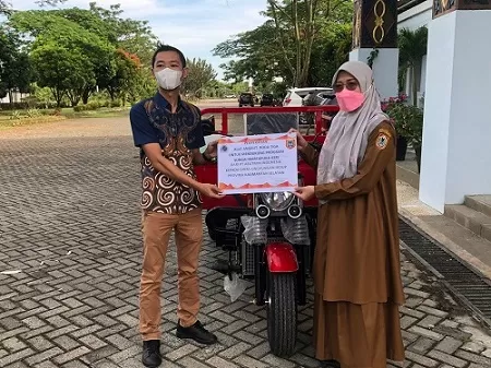 DUKUNGAN: PT Arutmin Indonesia menyerahkan satu unit sepeda motor roda tiga dengan kapasitas daya angkut barang 800 Kg ke DLH Kalsel. Foto: Arutmin For Radar Banjarmasin.