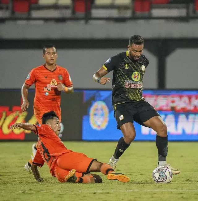 SATU POIN: Pemain Barito Putera Rafael Silva berusaha melewati pemain Persiraja Banda Aceh di Stadion Kapten I Wayan Dipta.