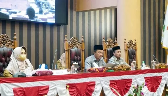 RAPERDA: Asisten Pemerintahan dan Kesra Mariani Pemkab Tanbu (kiri) menyampaikan jawaban di hadapan DPRD Tanah Bumbu.