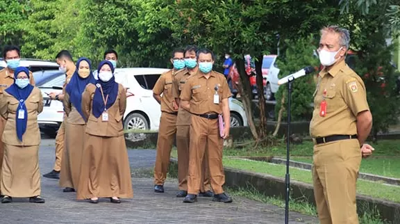 PIMPIN: Sekda Kota Banjarbaru, Said Abdullah memimpin apel pagi di RSDI Banjarbaru kemarin.