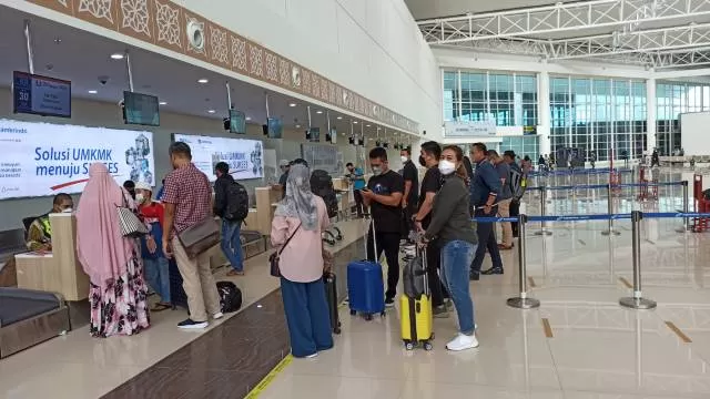 LEBIH BEBAS: Penumpang di Bandara Internasional Syamsudin Noor naik signifi kan. | FOTO: SUTRISNO/RADAR BANJARMASIN