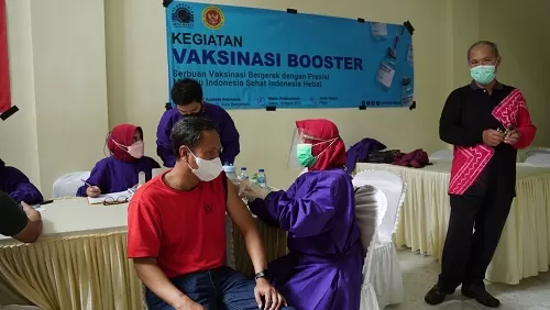 VAKSINASI: Arutmin, BIN, Dinkes Kalsel dan Dinkes Banjarbaru melaksanakan vaksinasi booster dengan target 150 peserta yang dilaksanakan di Kantor Arutmin Banjarbaru yang bertempat di Jalan A Yani Km 32 Kota Banjarbaru. FOTO: ARUTMIN FOR RADAR BANJARMASIN