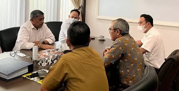 LAPOR: Asisten Perekonomian dan Pembangunan Tanbu Rahmat Prapto Udoyo (dua dari kanan) berbincang dengan jajaran Balai Jalan Nasional di Banjarmasin, belum lama tadi.