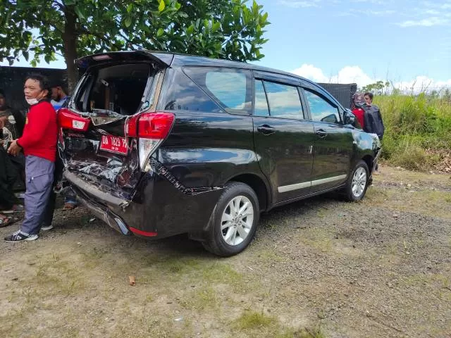 PLAT MERAH: Minibus Toyota Kijang Innova ringsek yang terlibat dalam kecelakaan beruntun di Jalan A Yani km 29 Landasan Ulin Banjarbaru.