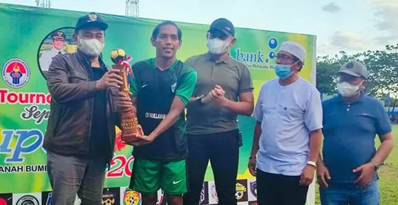 SPORTIF: Bupati Tanbu HM Zairullah Azhar menutup turnamen sepak bola, sekaligus memberikan hadiah kepada juara pertama.
