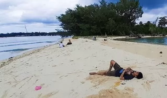 WISATA BAHARI: Pantai pasir putih dan airnya yang cukup tenang menambah daya tarik di pulau yang tak berpenghuni yang berada di penghujung Kabupaten Kotabaru ini.