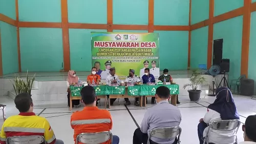 MUDES: BUMDes Berkah Mulia melaksanakan Musyawarah Desa (Musdes) Laporan Pertanggungjawaban (LPJ) Tahun Buku 2021. FOTO: ARUTMIN FOR RADAR BANJARMASIN
