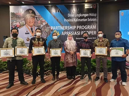 SERTIFIKAT: Penyerahan sertifikat proper oleh Dinas Lingkungan Hidup Kalimantan Selatan kepada PT Arutmin, Kamis (31/3) kemarin. FOTO: ARUTMIN FOR RADAR BANJARMASIN.
