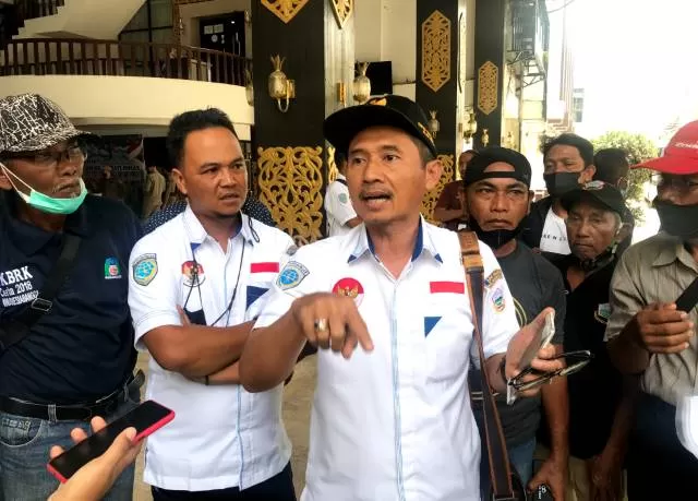 PROTES: Ketua DPD Organda Kalsel, Edi Sucipto memimpin anggotanya mendatangi kantor Wali Kota Banjarmasin, kemarin (30/3). | FOTO: WAHYU RAMADHAN/RADAR BANJARMASIN