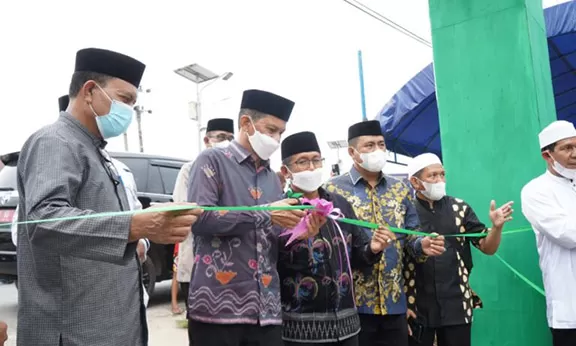 EKONOMI: Wabup Tanbu Muh Rusli saat membuka Kampung Kuliner Ramadan di Kecamatan Batulicin.