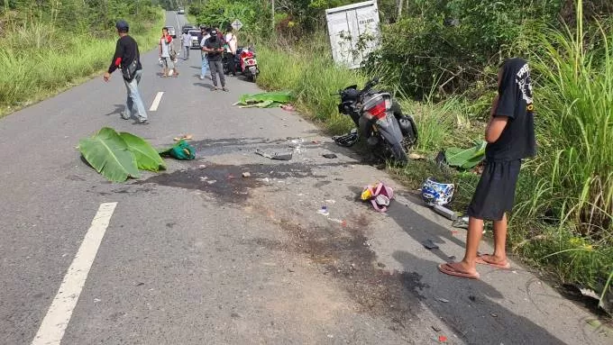 BERSERAKAN : Kecelakan di jalan alternatif Banyu Irang - Tambang Ulang, Kabupaten Tala. Tiga warga dinyatakan tewas di lokasi kejadian.