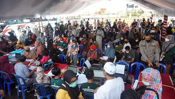 PERCEPATAN VAKSINASI: Pemprov Kalsel dengan Pemko Banjarbaru menggelar kegiatan vaksinasi bergerak di Lapangan Murjani Banjarbaru.