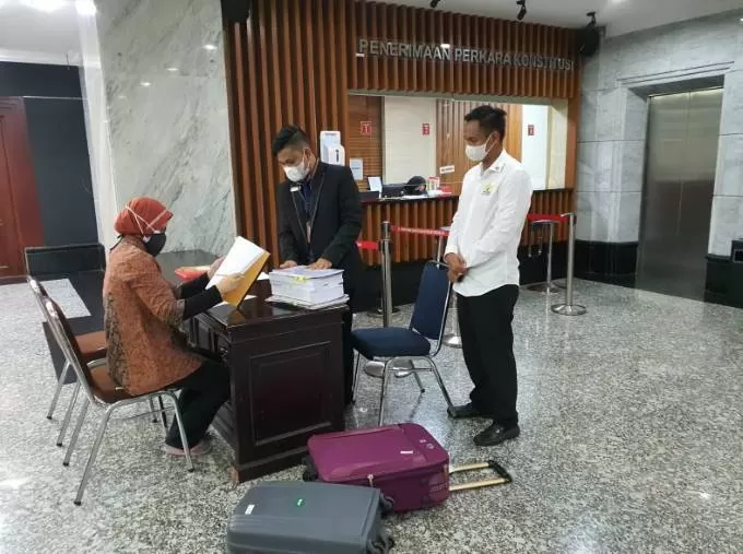 GUGATAN: Borneo Law Firm menyerahkan dua koper berisi barang bukti kepada Mahkamah Konstitusi di Jakarta.