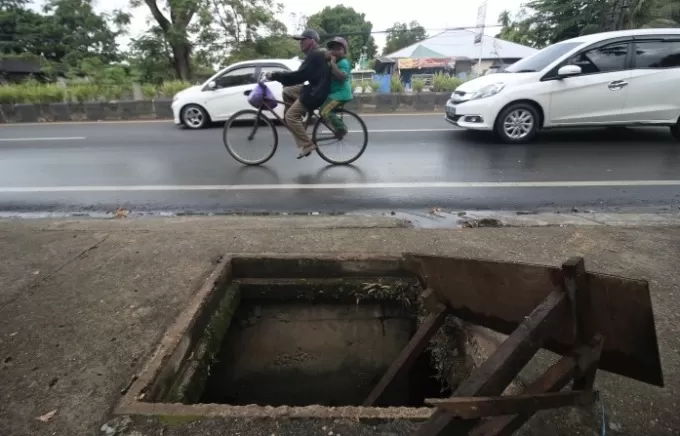 SEPANJANG tahun 2022 ini, sudah ada puluhan tutup saluran drainase atau grill yang raib digondol maling di wilayah Kota Banjarbaru, baik di pinggir Jalan A Yani hingga sejumlah jalan lingkungan