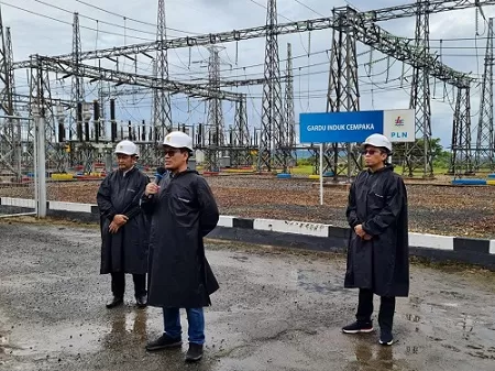 SIAGA: PT PLN (Persero) bersiaga 24 jam tanpa kenal lelah mengawal keandalan pasokan listrik di seluruh wilayah Indonesia agar masyarakat dapat menikmati momen libur lebaran dengan aman dan nyaman. FOTO: PLN FOR RADAR BANJARMASIN.