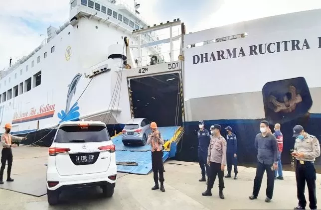 Penumpang membawa kendaraan memasuki KM Dharma Rucitra I di Dermaga Pelabuhan Trisakti Banjarmasin, Sabtu (7/5). (Firman/Antara)