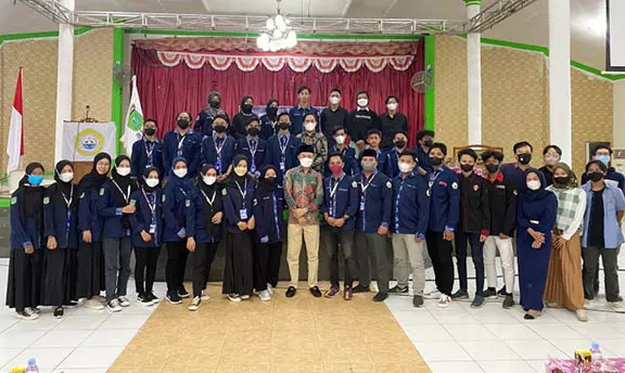 GIAT: Sekda Pemkab Tanbu Ambo Sakka foto bersama mahasiswa yang tergabung dalam IKMA.