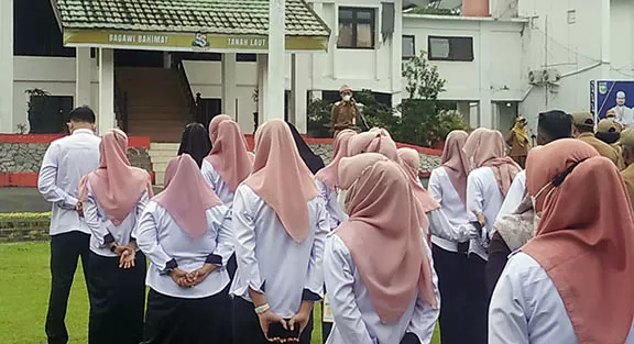 APEL PAGI: Bupati Tala HM Sukamta memimpin apel pagi di halaman Kantor Setda Tala, Senin (9/5). | NORSALIM YAHYA/RADAR BANJARMASIN