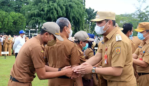 HANGAT: Wali Kota Banjarbaru memimpin apel gabungan dan bersilaturahmi dengan pegawai di lingkup Pemko Banjarbaru.
