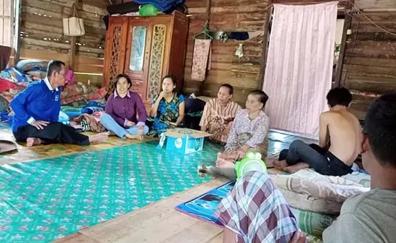 BERBINCANG: Bupati Tala HM Sukamta berbincang dengan keluarga penerima bantuan bedah rumah di Desa Handil Gayam, Kecamatan Bumi Makmur.