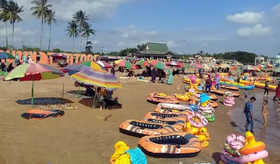PADAT: Wisatawan memadati Pantai Takisung saat libur Lebaran.