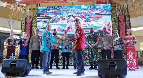 MERIAH: Wawali Kota Banjarbaru, Wartono membuka secara resmi Pagelaran Seni Budaya Dayak Borneo di Atrium Q Mall Banjarbaru.