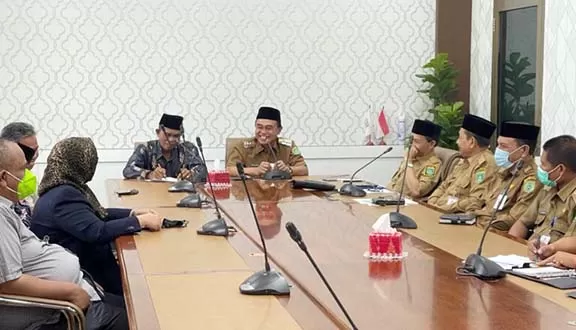 HANGAT: Bupati Tanbu HM Zairullah Azhar menerima rombongan DPRD Kutai Kertanegara.