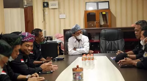 TERIMA KUNJUNGAN: Bupati Tala HM Sukamta berbincang dengan pengurus DPC APDESI Tala.