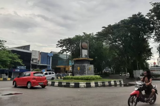 BUNDARAN ADIPURA: Tugu peringatan Adipura di persimpangan Jalan RE Martadinata dan Jalan Telawang. Tak jauh dari kantor Wali Kota Banjarmasin. | FOTO: WAHYU RAMADHAN/RADAR BANJARMASIN