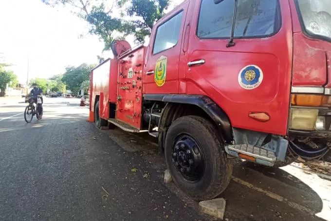 RUSAK: Mobil tangki air berkapasitas 4 ribu liter milik damkar pemko ini ternyata rusak.