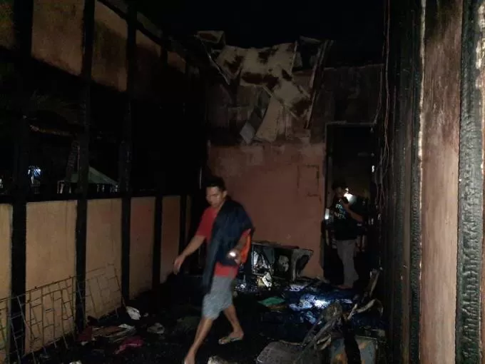 PUING: Sisa bangunan SMPN 21 HST yang terbakar, Jumat (13/5) pukul 19.50 Wita.