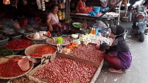 MAHAL: Pedagang bawang merah di pasar tradisional di Banjarmasin. | FOTO: ENDANG/RADAR BANJARMASIN